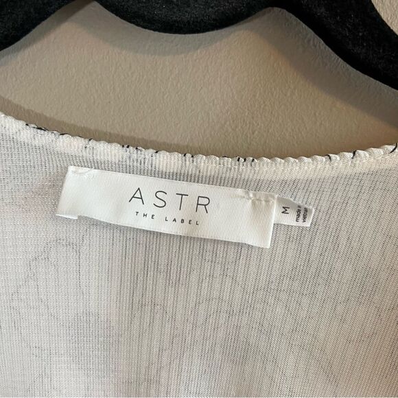 ✨ ASTR The Label Pleated Floral Faux Wrap Blouse White Black Medium - Picture 8 of 13